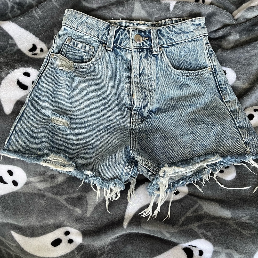 Zara Women’s High Waisted Distressed Wash Button Up Denim Shorts Size 2